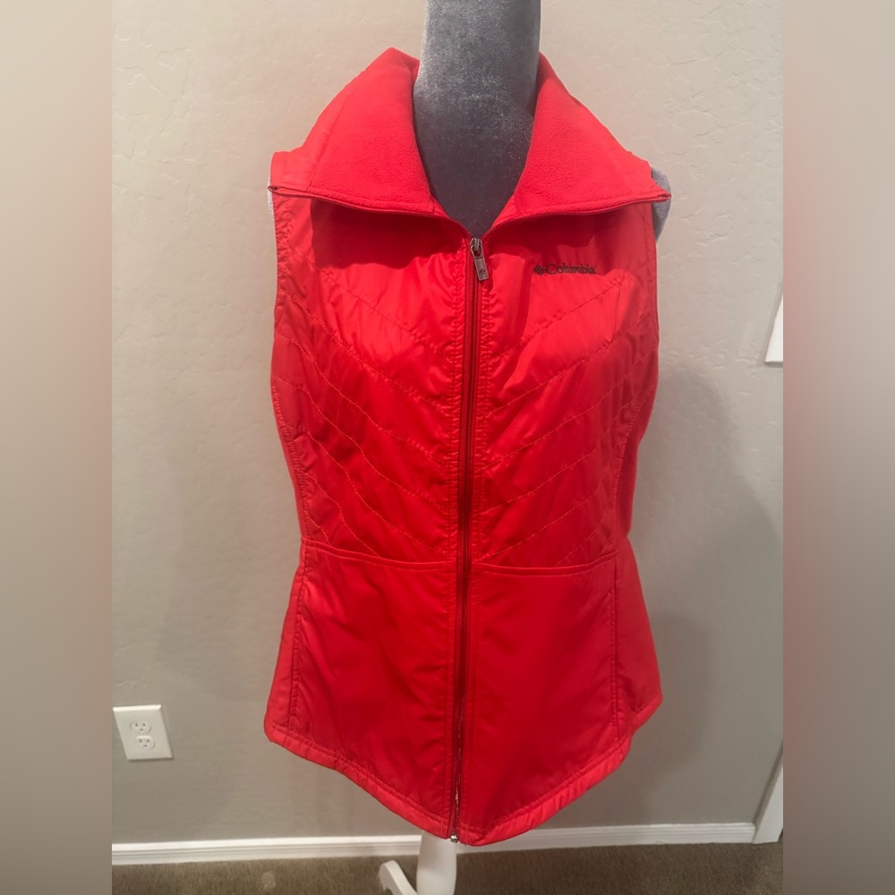 Columbia Mix It Around II Vest Size L 
Red in EEUC